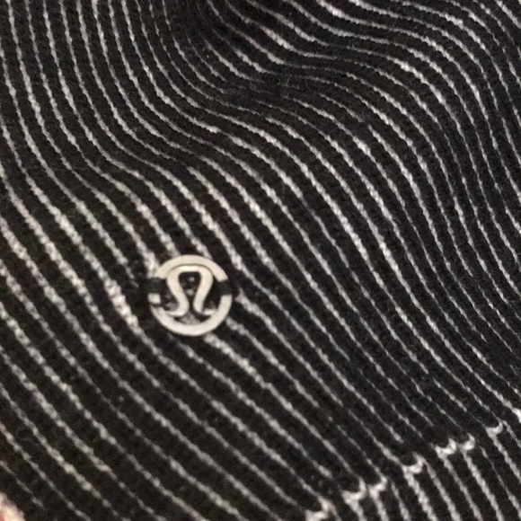 Lululemon Reversible Shawl - Picture 3 of 5